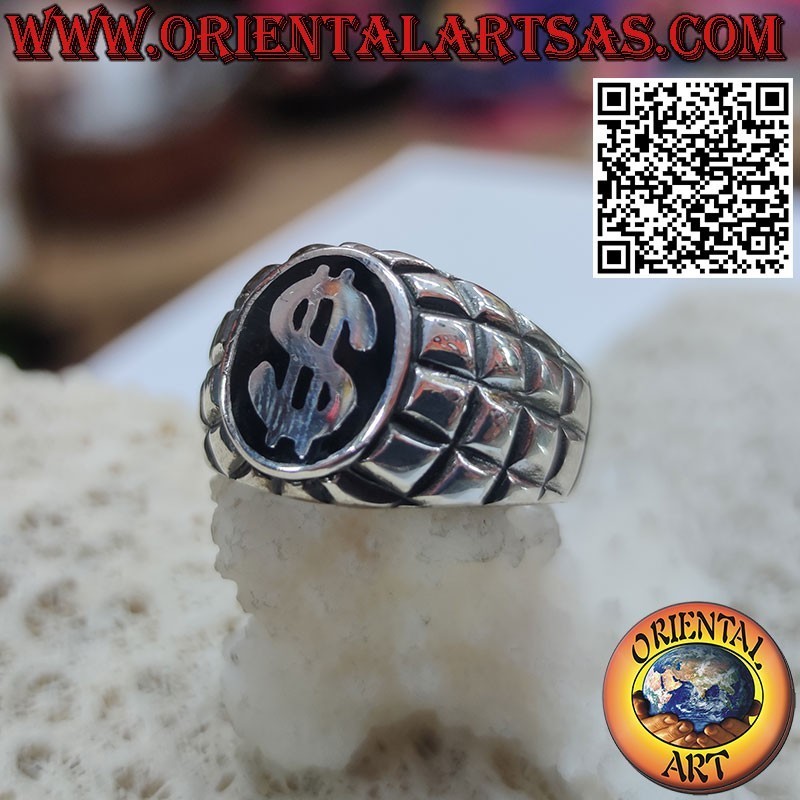 Anello in argento con simbolo del dollaro su sfondo nero e quadrettato