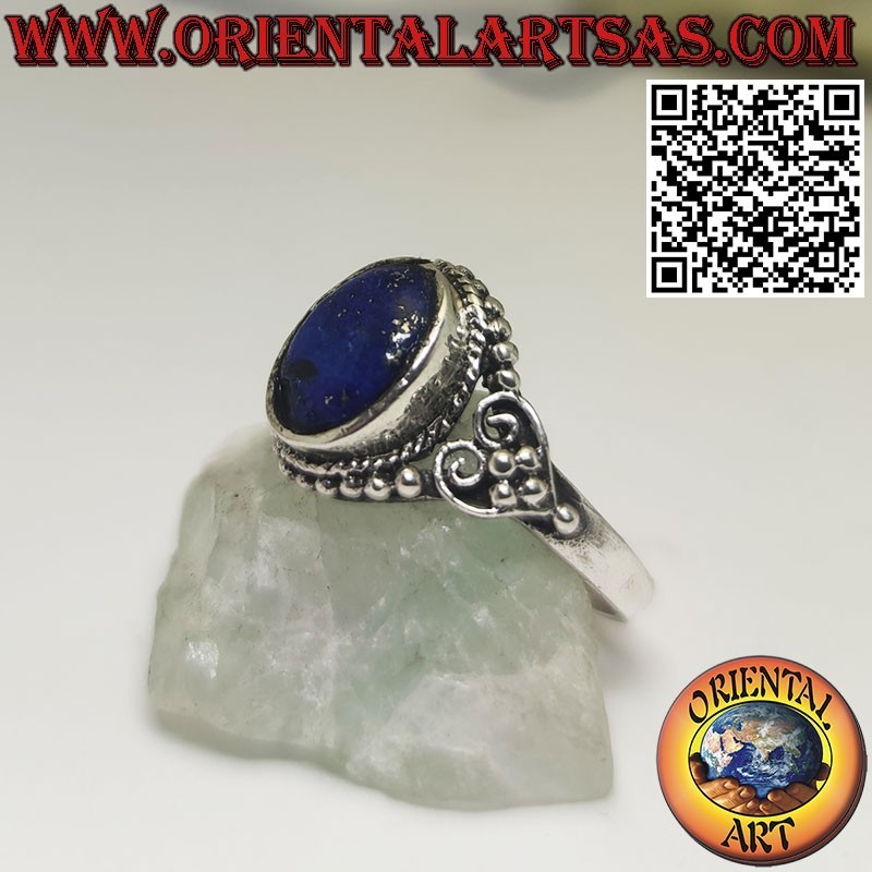 Anello in argento con lapislazzulo naturale ovale contornato da sfere e cuori sui lati
