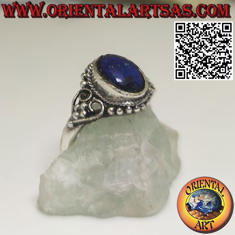 Anello in argento con lapislazzulo ovale contornato da sfere e cuori