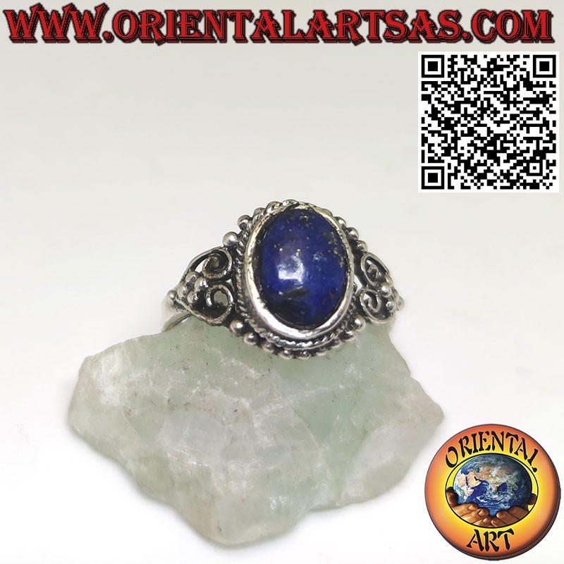 Anello in argento con lapislazzulo ovale contornato da sfere e cuori