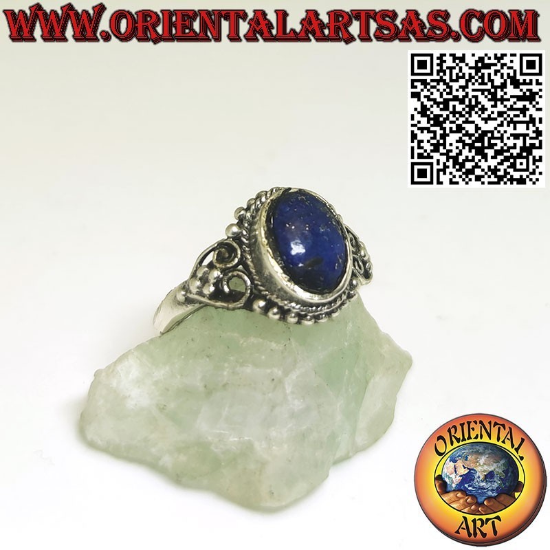 Anello in argento con lapislazzulo ovale contornato da sfere e cuori