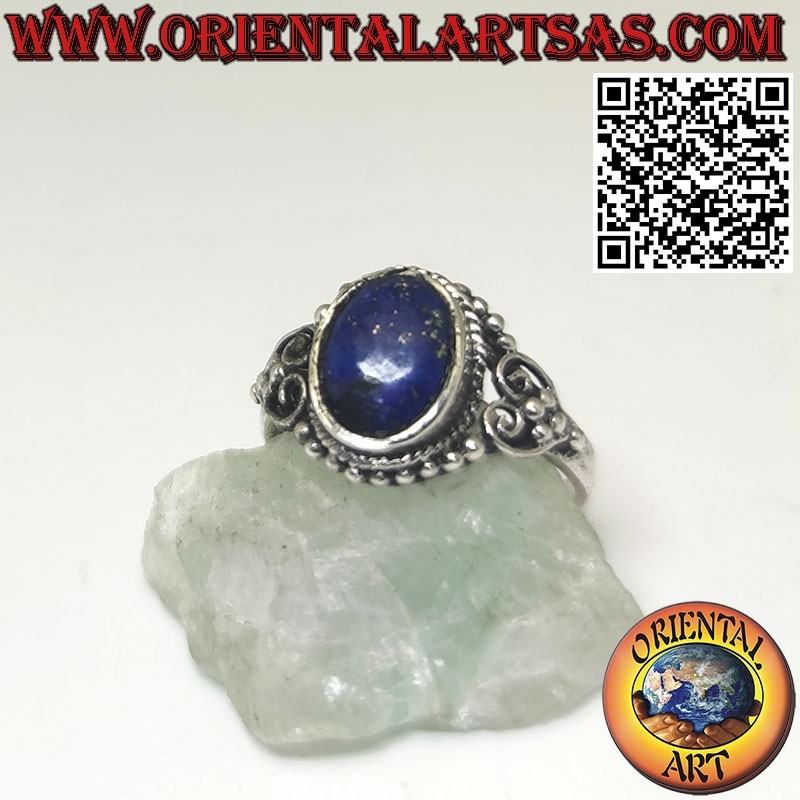 Anello in argento con lapislazzulo ovale contornato da sfere e cuori