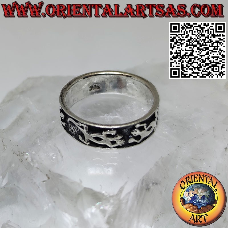 Bague en argent de 7 mm. avec des Geckos alignés en haut relief