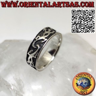 7mm silver band ring. with Geckos in a row in high relief