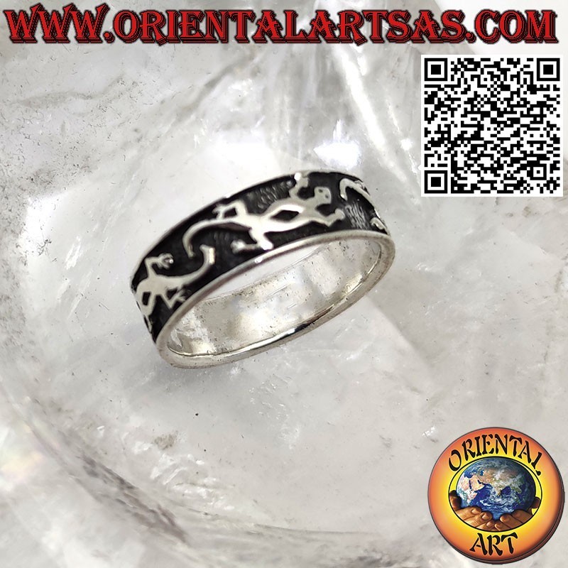 7 mm großer silberner Bandring. mit Geckos in einer Reihe im Hochrelief