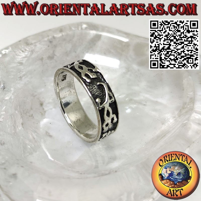 Anillo de banda de plata de 7 mm. con Geckos en fila en alto relieve
