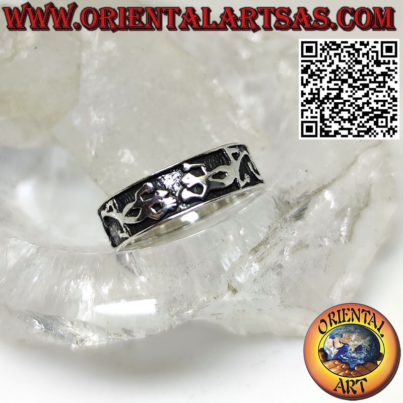 Bague en argent de 7 mm. avec des Geckos alignés en haut relief