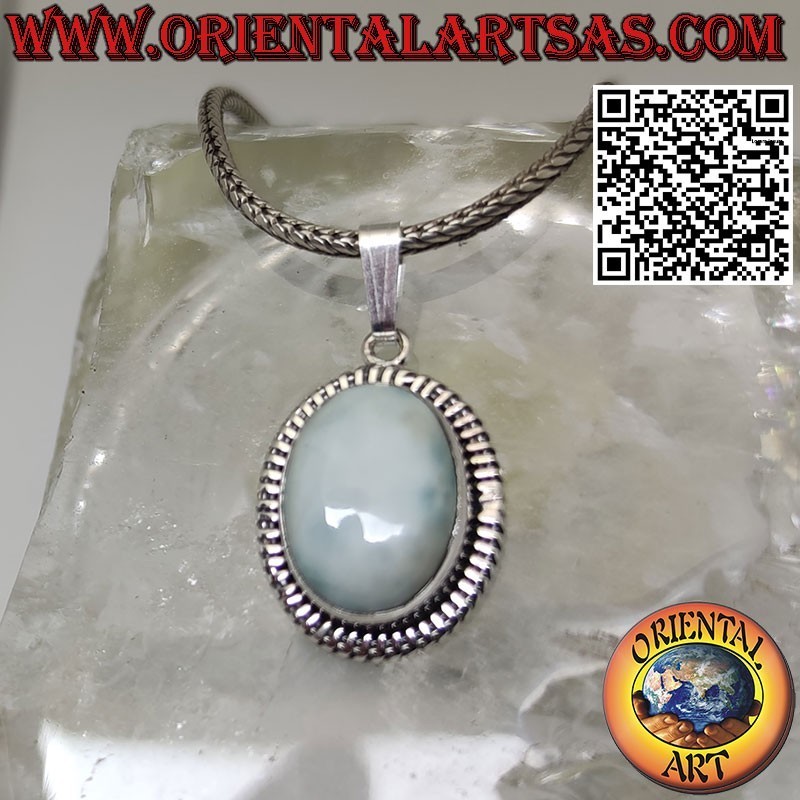 Silberanhänger mit ovalem Natur-Larimar und gestreiftem Rand