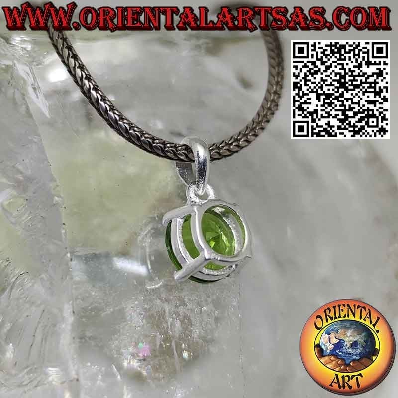 Colgante de plata con peridoto redondo engastado con cuatro clips.