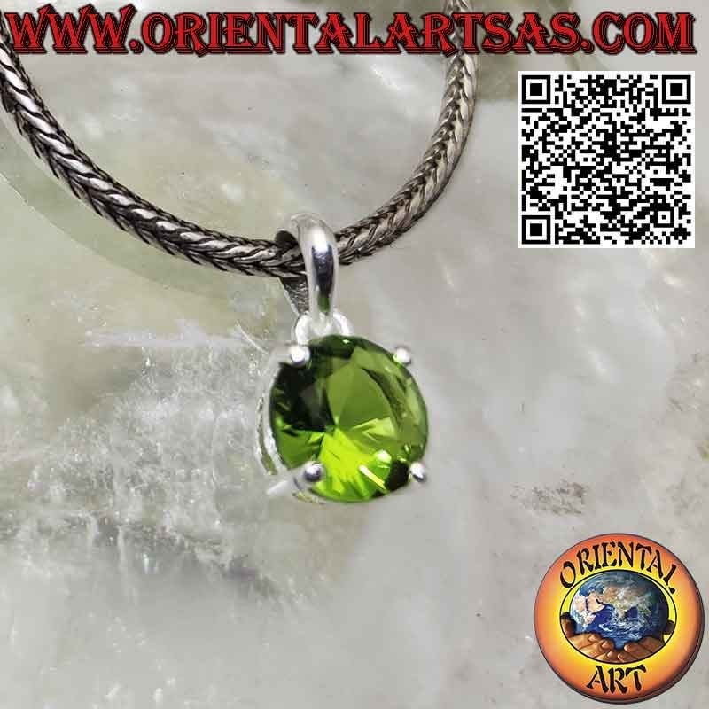 Colgante de plata con peridoto redondo engastado con cuatro clips.