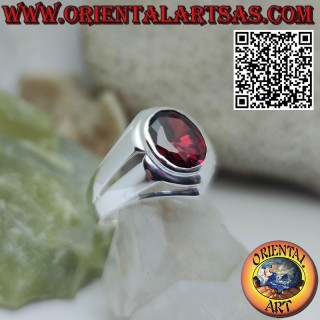 Bague en argent avec grenat ovale et monture lisse et trous linéaires