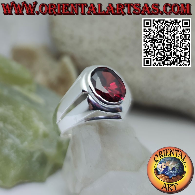 Anello in argento con granato ovale e montatura liscia e fori lineari