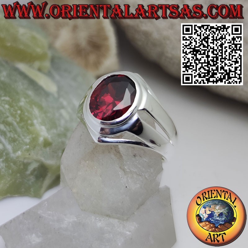 Bague en argent avec grenat ovale et monture lisse et trous linéaires