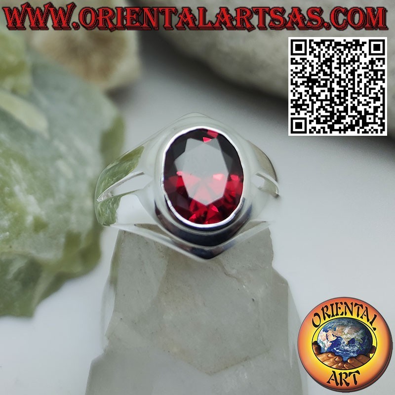 Anello in argento con granato ovale e montatura liscia e fori lineari