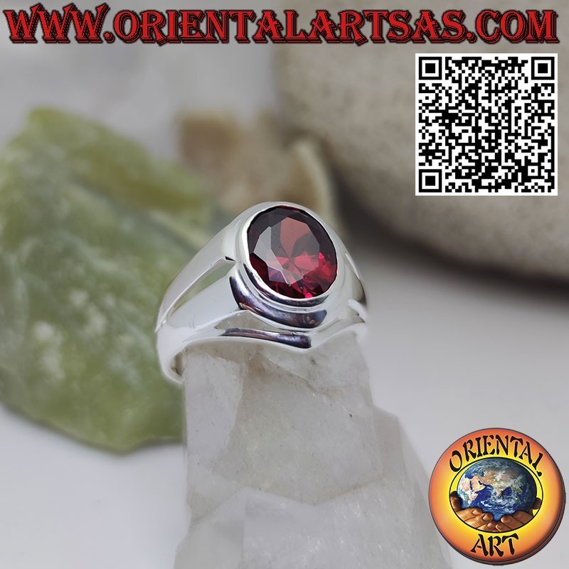 Anello in argento con granato ovale e montatura liscia e fori lineari