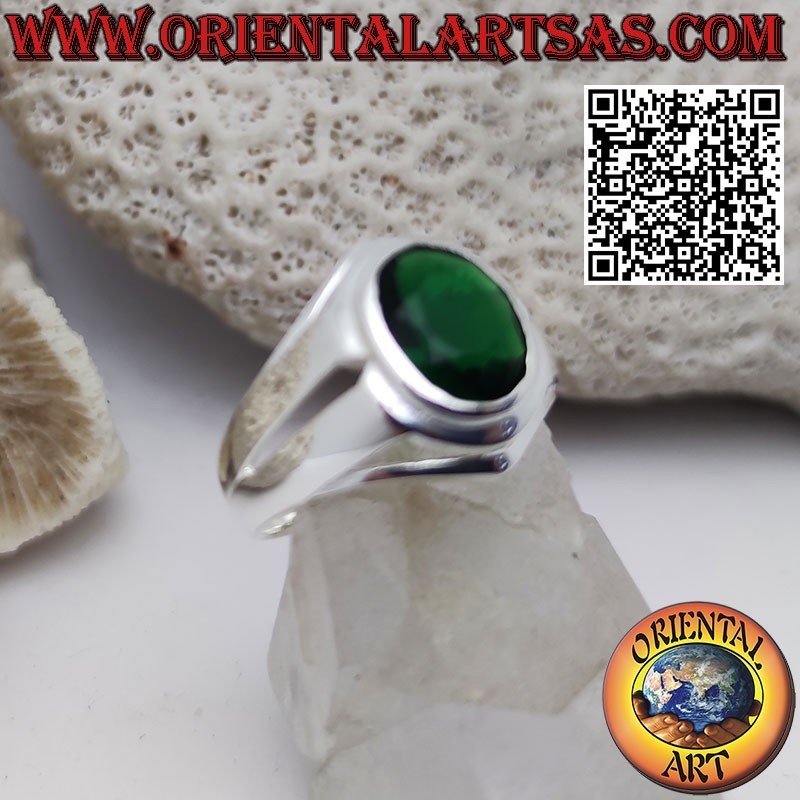 Anillo de plata con esmeralda sintética ovalada y engaste liso.