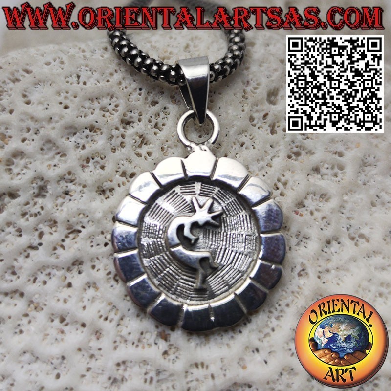 Colgante de plata con kokopelli en alto relieve, símbolo de la felicidad.