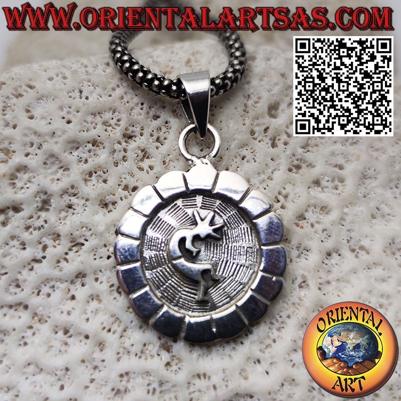 Colgante de plata con kokopelli en alto relieve, símbolo de la felicidad.