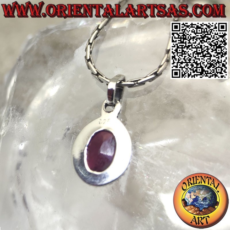 Colgante de plata con rubí natural ovalado rodeado de puntos.