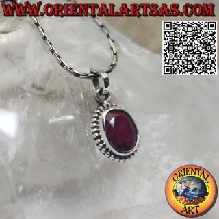Colgante de plata con rubí natural ovalado rodeado de puntos.