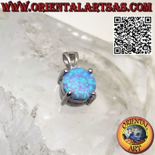 Colgante de plata con un ópalo azul redondo engastado en cuatro puntas.