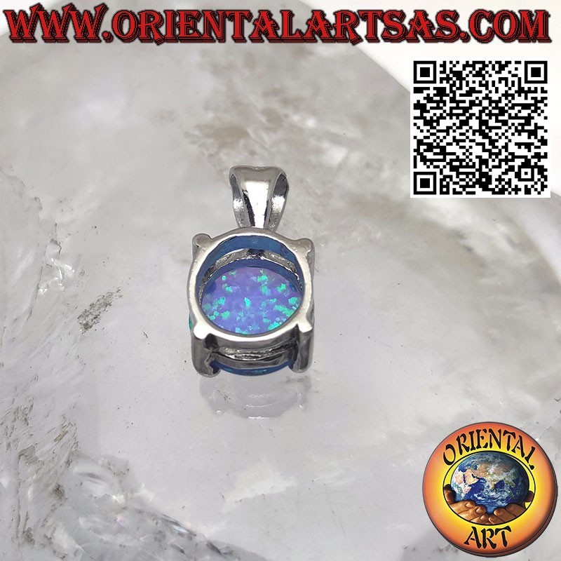 Pendentif en argent avec une opale bleue ronde sertie sur quatre griffes