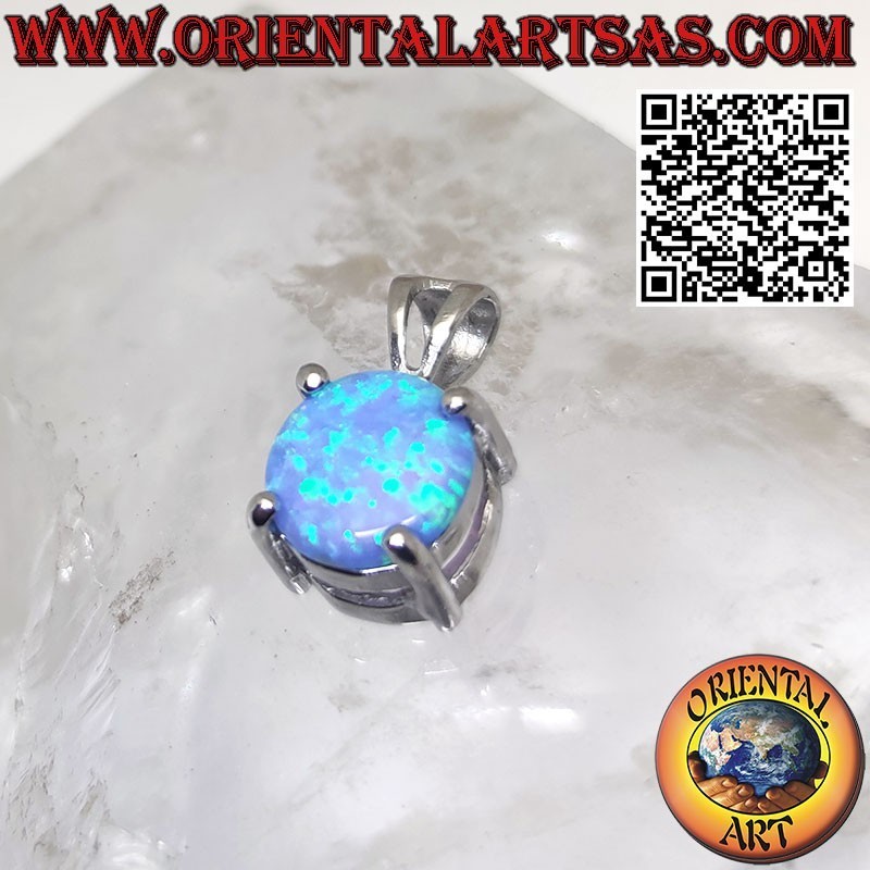 Pendentif en argent avec une opale bleue ronde sertie sur quatre griffes