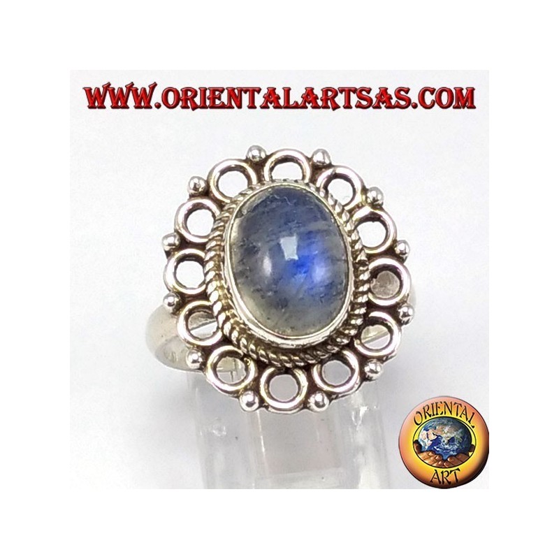 Anillo de plata, con el óvalo piedra de luna de arco iris y el borde de núcleos de talón