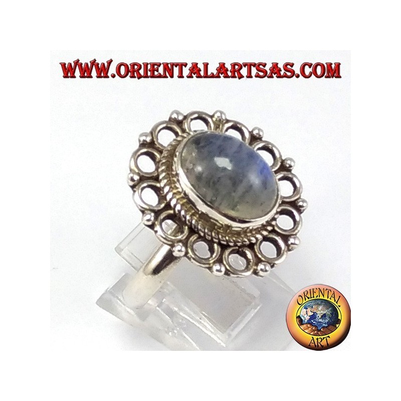 Anillo de plata, con el óvalo piedra de luna de arco iris y el borde de núcleos de talón