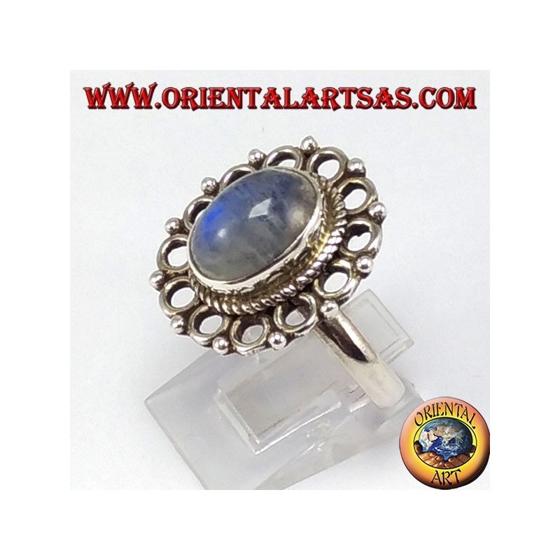 Anello d'argento con pietra di luna arcobaleno ovale e bordo di cerchietti