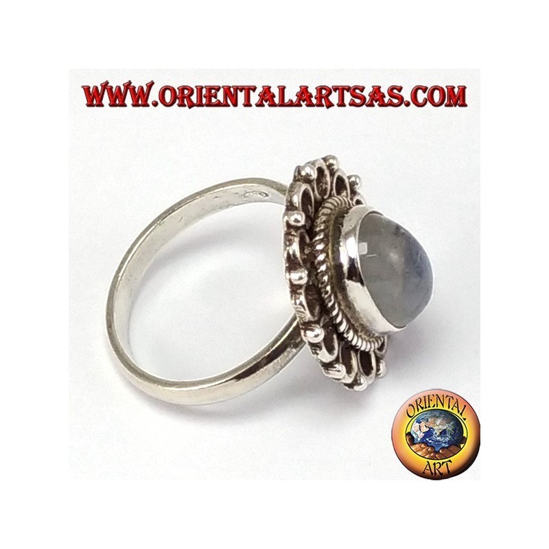 Anello d'argento con pietra di luna arcobaleno ovale e bordo di cerchietti