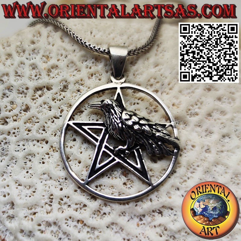 Pendentif corbeau en argent sur le pentagramme, étoile pointée vers le haut