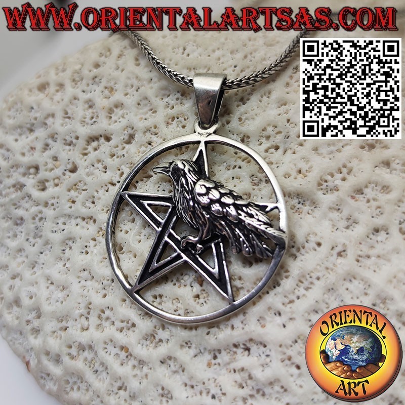 Pendentif corbeau en argent sur le pentagramme, étoile pointée vers le haut