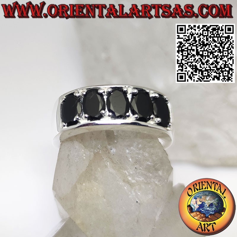 Bague en argent avec cinq spinelles noirs ovales sertis