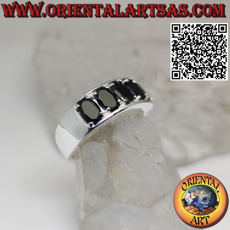 Bague en argent avec cinq spinelles noirs ovales sertis