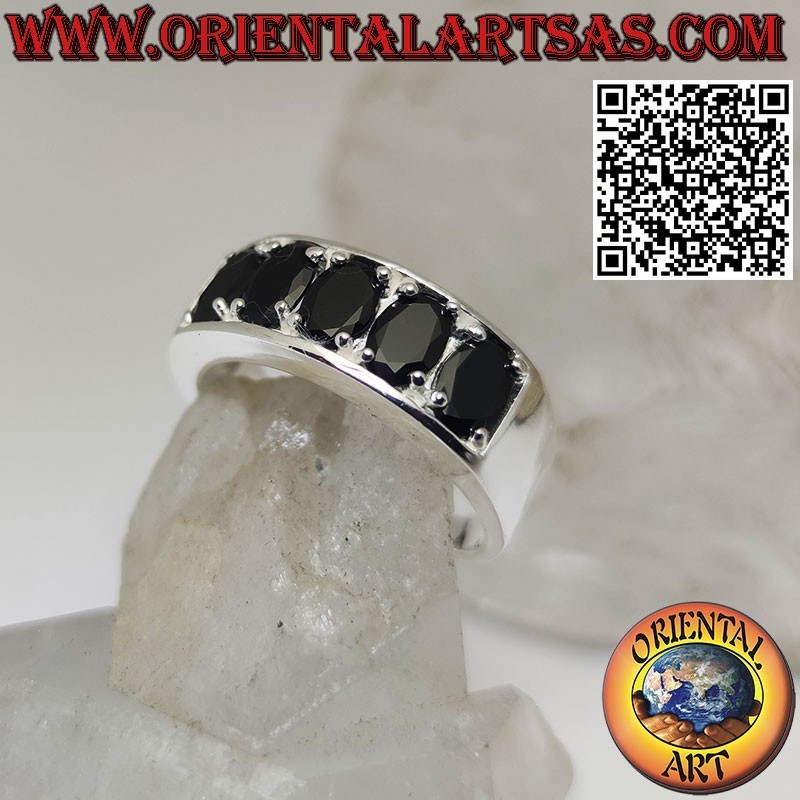 Bague en argent avec cinq spinelles noirs ovales sertis