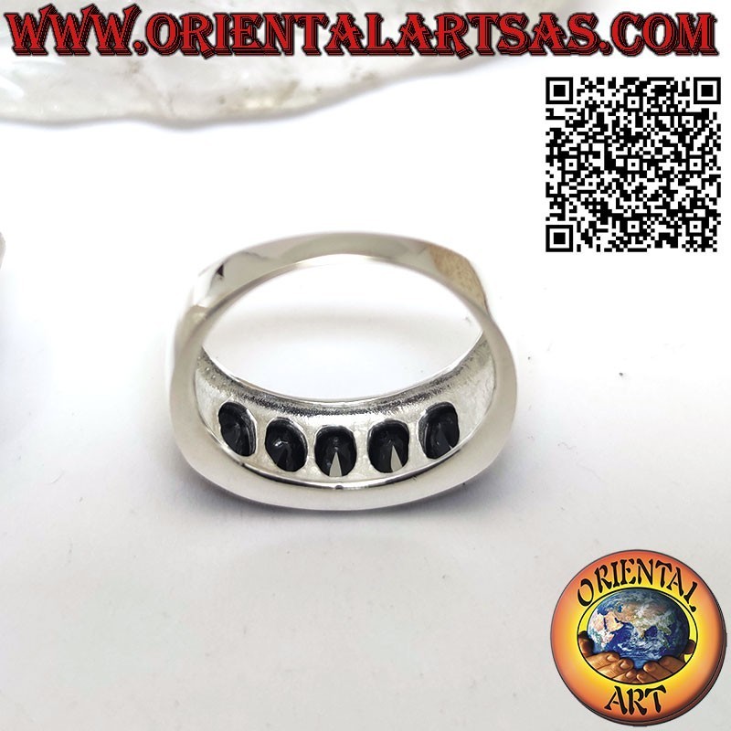 Bague en argent avec cinq spinelles noirs ovales sertis