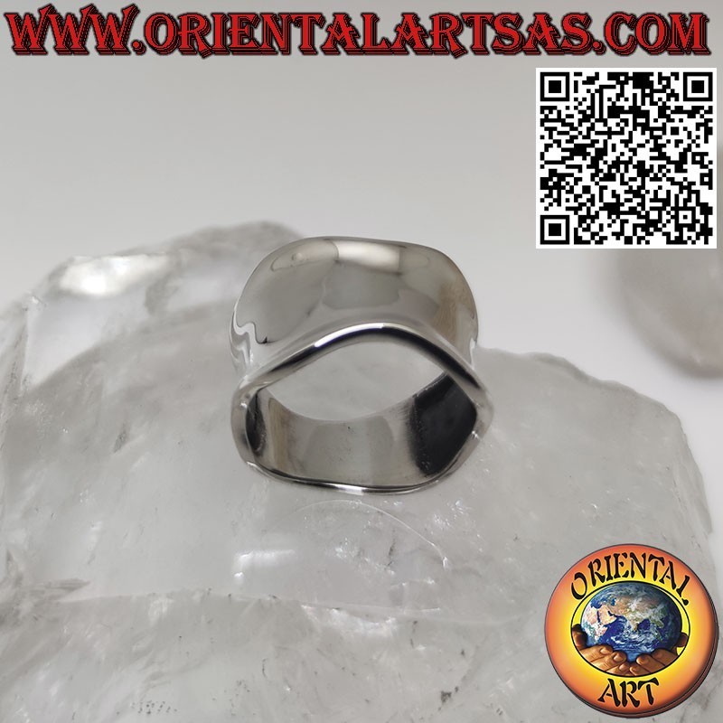 Bague en argent avec une large bande concave et lisse avec un bord ondulé