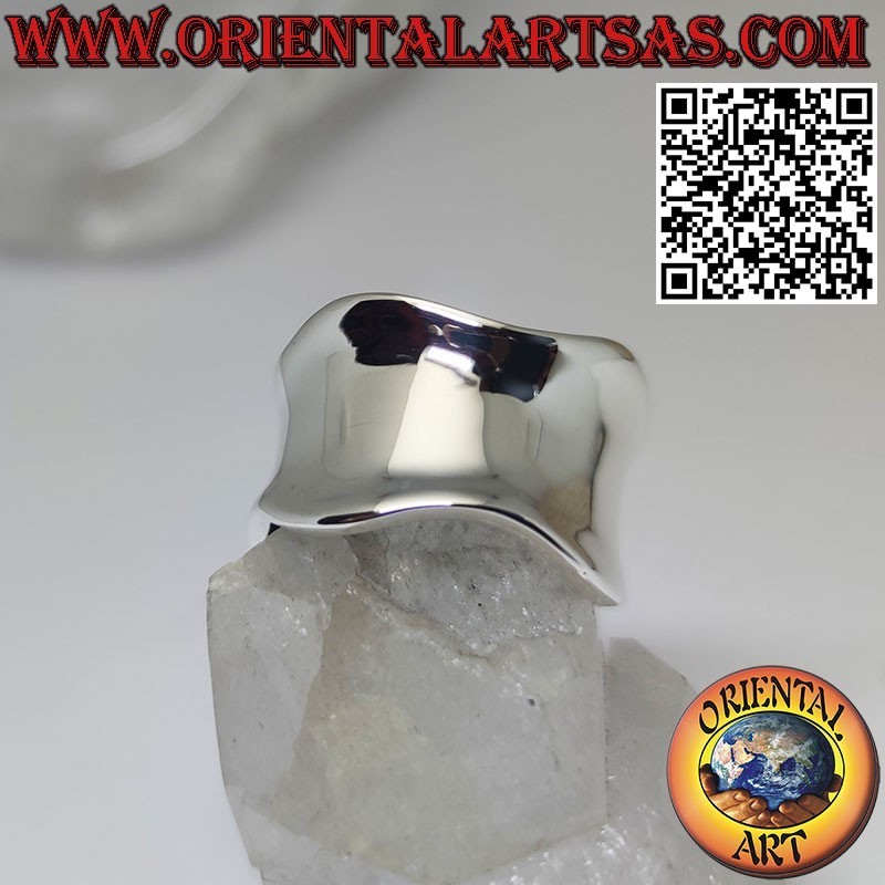 Anello in argento a fascia larga concava e liscia con bordo ondulato