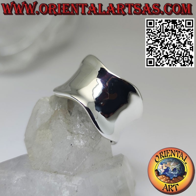 Anillo de plata con banda ancha cóncava y lisa con borde ondulado