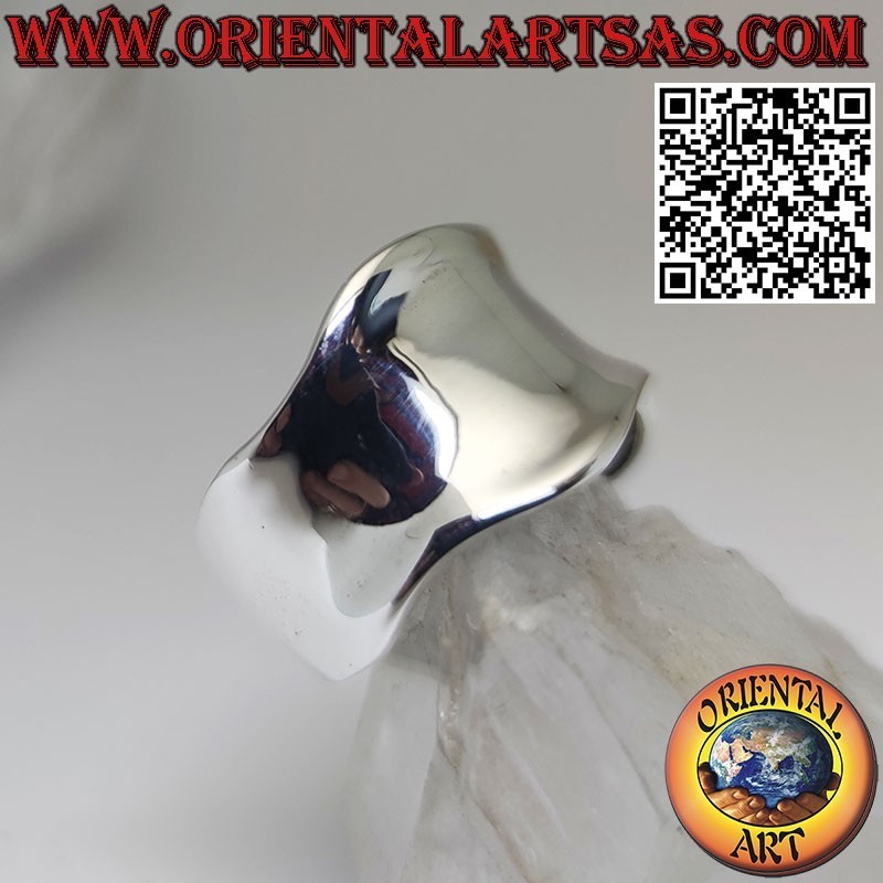 Anillo de plata con banda ancha cóncava y lisa con borde ondulado