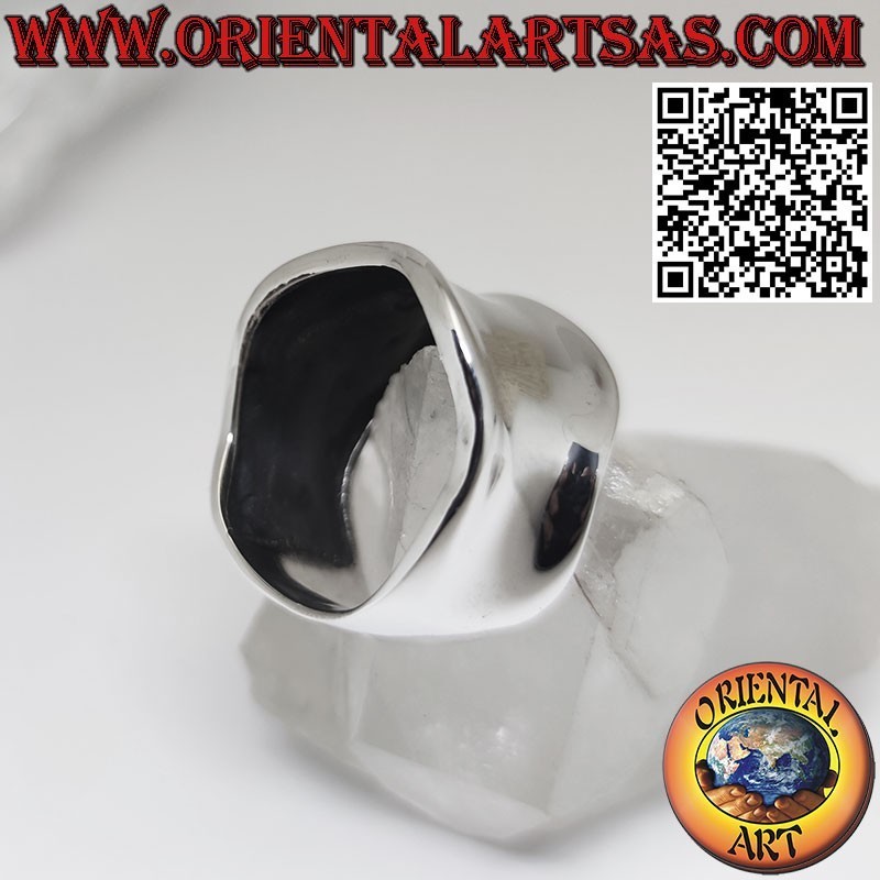 Silberring mit breitem, konkavem und glattem Band mit gewelltem Rand