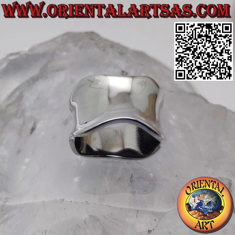 Anillo de plata con banda ancha cóncava y lisa con borde ondulado