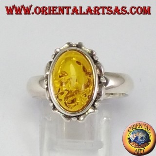 Anillo de plata con ámbar ovalada y el borde tallado