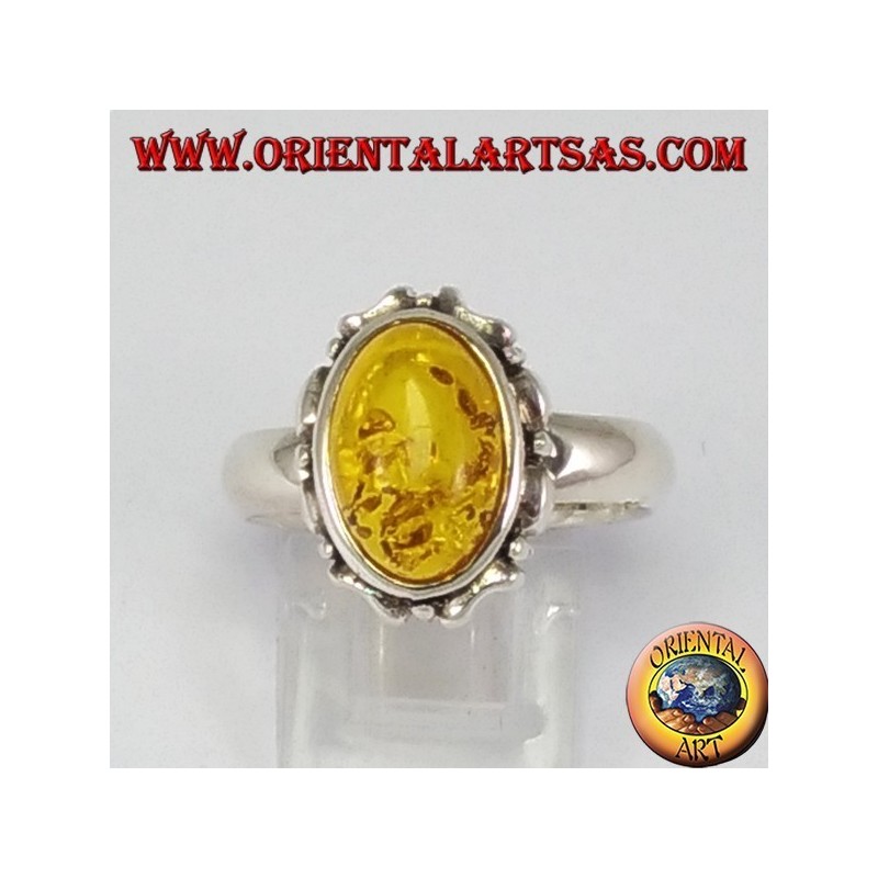 Bague en argent avec ambre ovale et le bord découpé