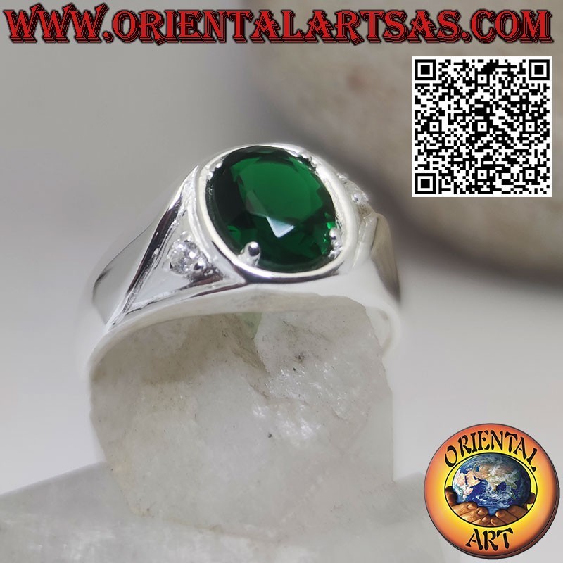 Anillo de plata con esmeralda sintética ovalada y circonitas engastadas.