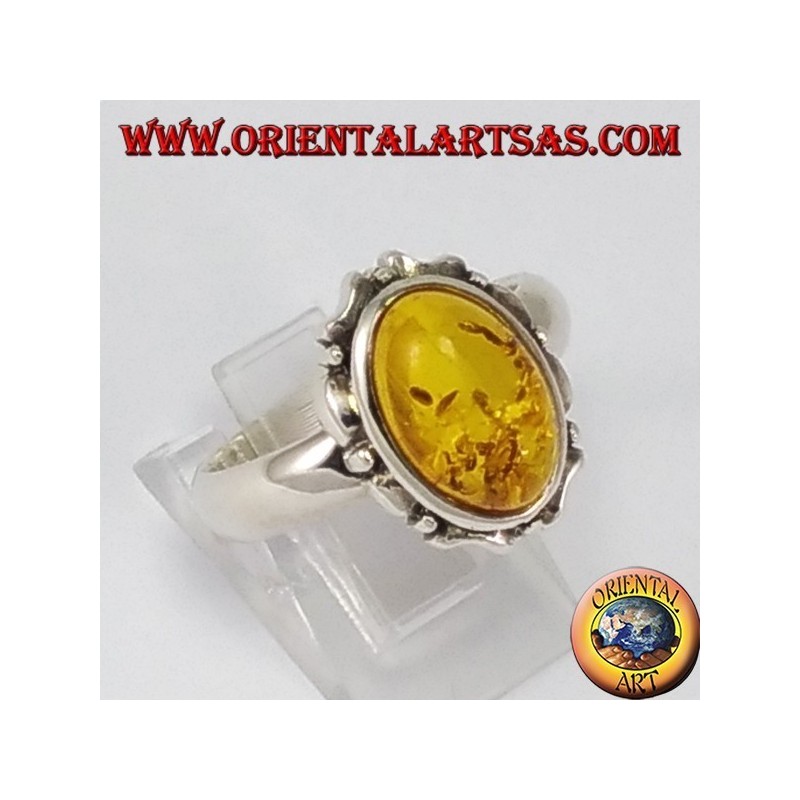 Bague en argent avec ambre ovale et le bord découpé