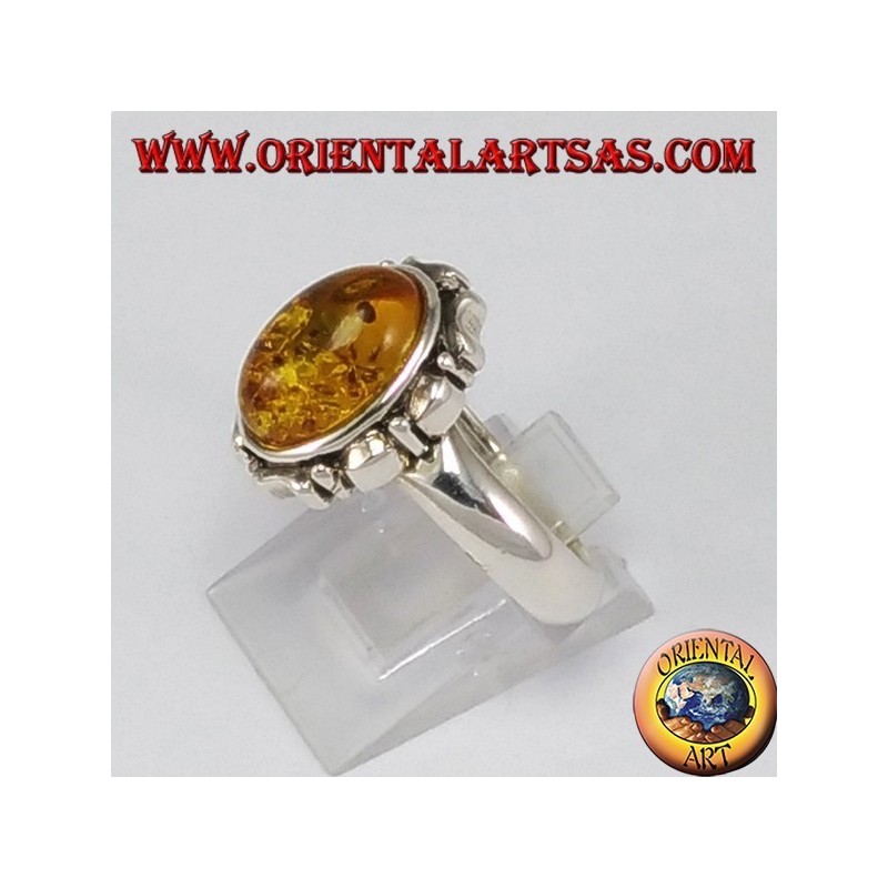 Anillo de plata con ámbar ovalada y el borde tallado