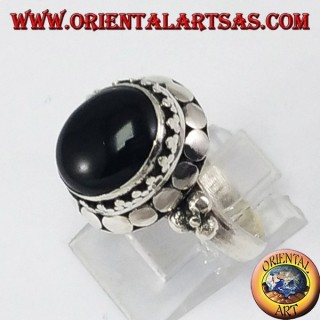 Bague en argent sur le dessus de la carte avec onyx ovale