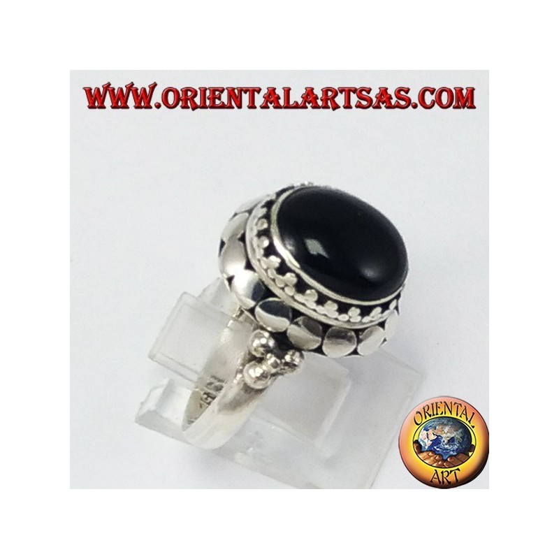 Anillo de plata en la parte superior bordo con ónix ovalada